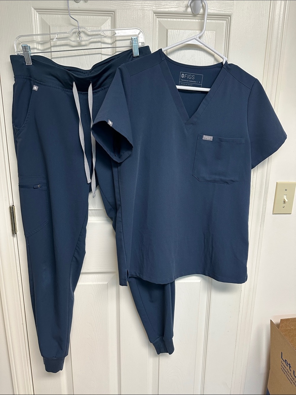 FIGS Women’s dark blue set